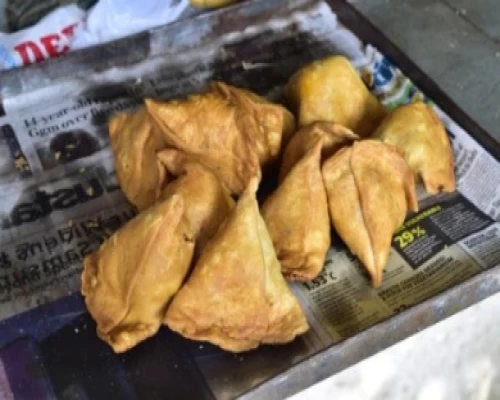The hidden ingredient in your samosa: Why FSSAI wants newspapers off your plate